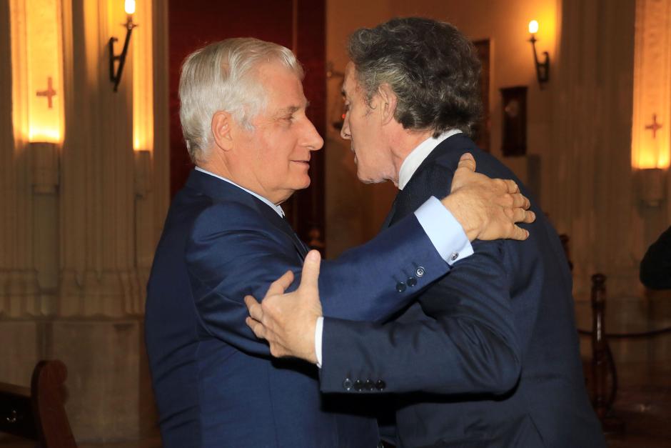 El duque de Alba Carlos Fitz James con Alfonso Díez durante el funeral anual por la Duquesa de Alba, Cayetana Fitz James en Sevilla.
20/11/2016