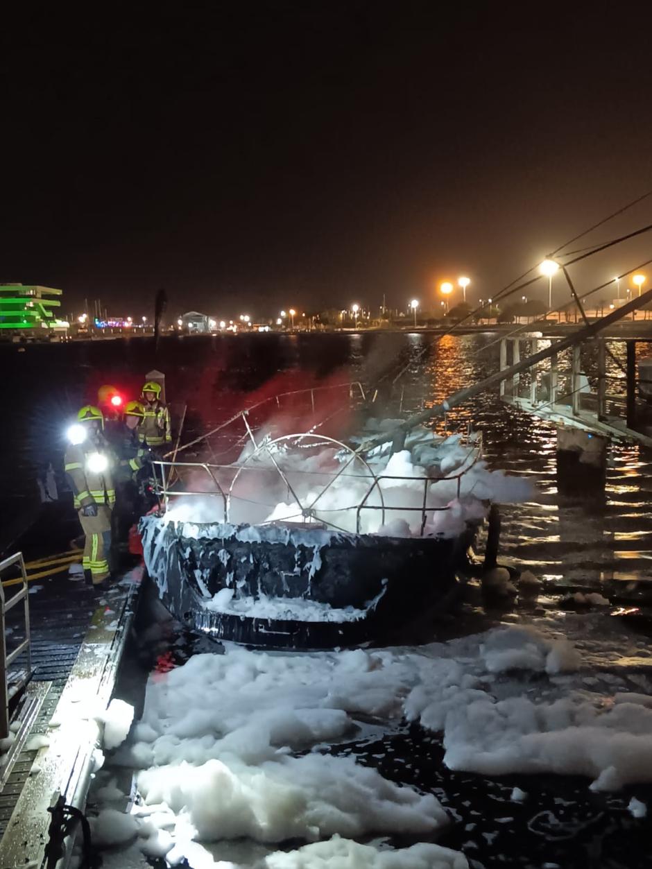 Actuación de los Bomberos para extinguir un incendio en la Marina de Valencia