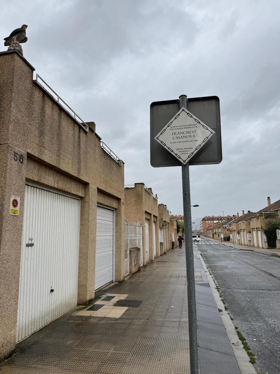 La placa en honor al subteniente Francisco Casanova