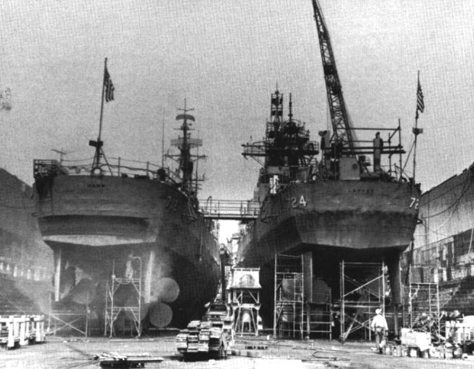 El Laffey (derecha) en el muelle con el destructor Hank (DD -702) . 1968