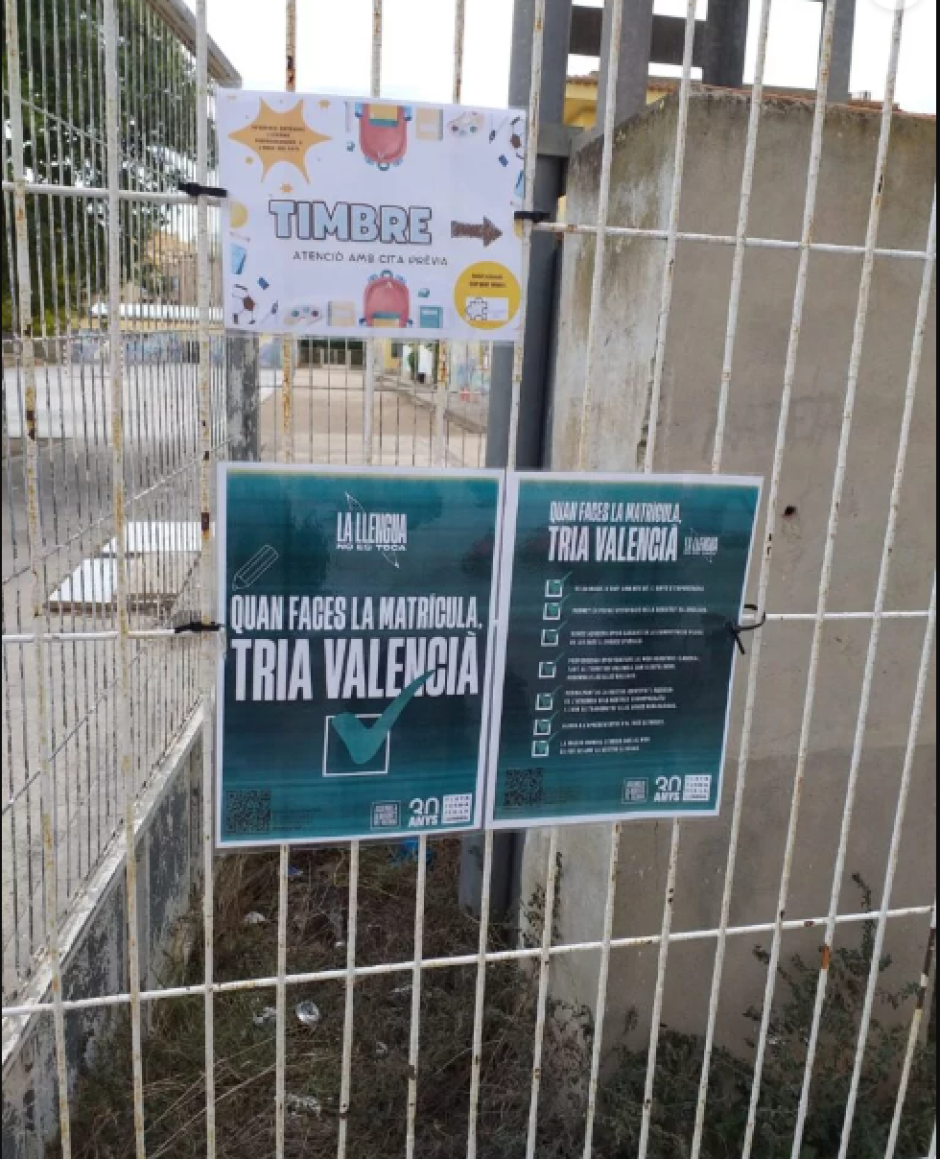 Carteles en las escuelas valencianas sobre el idioma en que deben estudiar sus hijos, según denuncia Hablamos Español