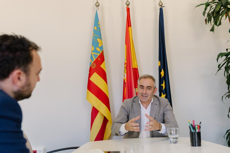 El responsable valenciano de Agricultura, atendiendo a El Debate