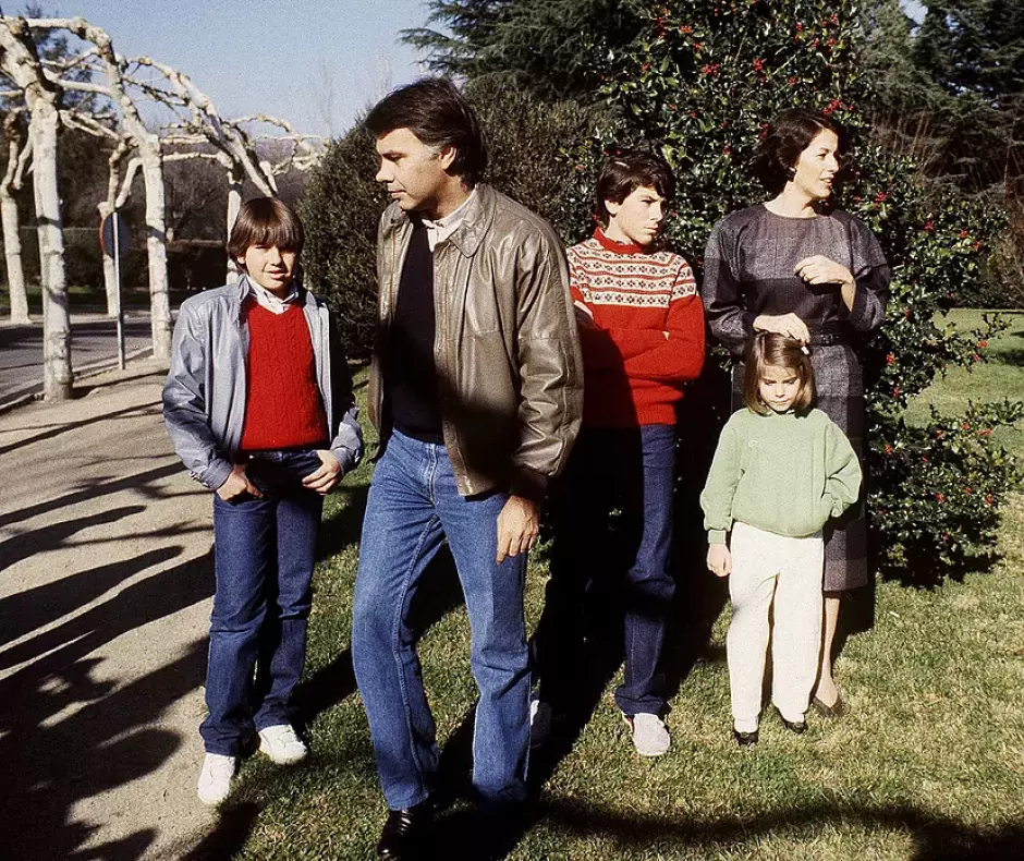 Felipe González, junto a su entonces su esposa, Carmen Romero, y sus hijos, Pablo, David y María, en diciembre de 1984