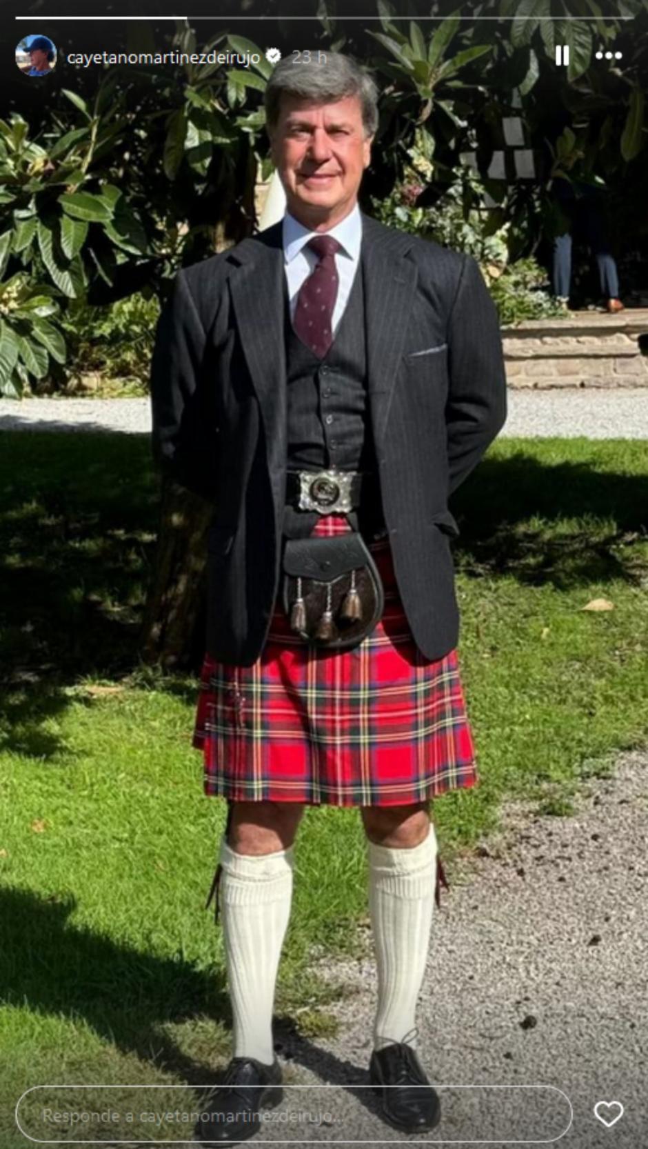 Imagen de Cayetano Martínez de Irujo con un kilt