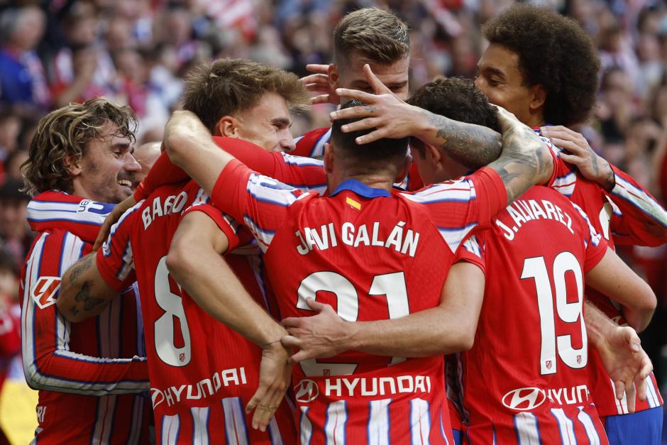 MADRID, 20/10/2024.- El delantero francés del Atlético de Madrid Antoine Griezmann (i) celebra junto a sus compañeros tras anotar el segundo tanto de su equipo durante el encuentro correspondiente a la décima jornada de LaLiga EA Sports entre el Atlético de Madrid y el CD Leganés disputado este domingo en el estadio Metropolitano de Madrid. EFE/ Chema Moya