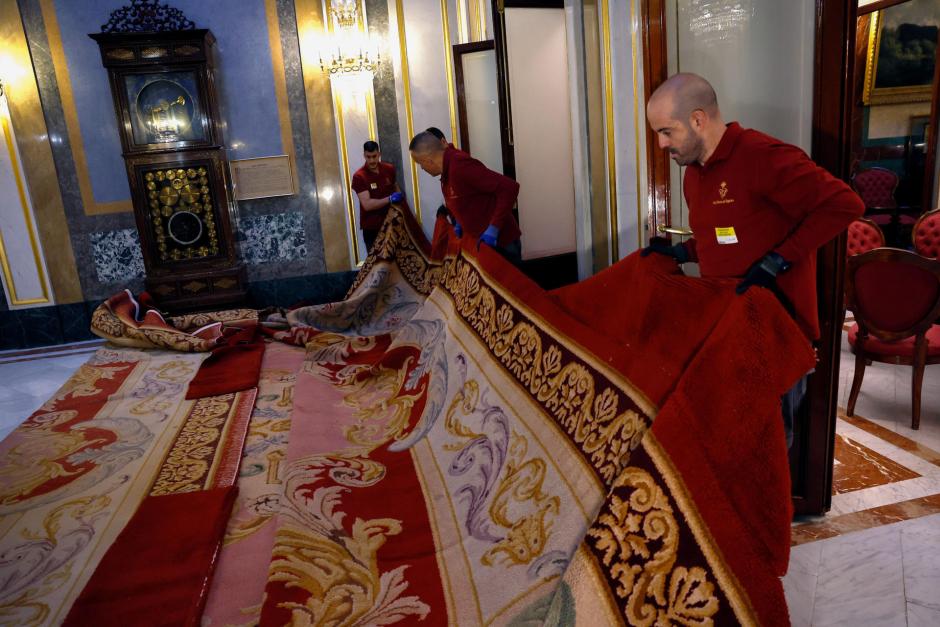 Las alfombras del Congreso son colocadas por unos operarios en una de las zonas de la Cámara Baja tras pasar varios meses en proceso de limpieza y reparación en la Real Fábrica de Tapices de Madrid por parte de las restauradoras de las mismas, que son mayoritariamente mujeres. EFE/ Chema Moya