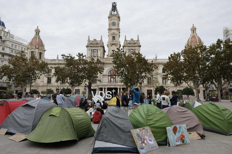 Vista de las tiendas de campaña que varios manifestantes plantaron en la plaza de Ayuntamiento en Valencia