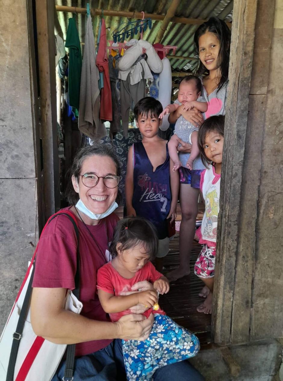 María Palma, con algunas de las familias a las que atiende