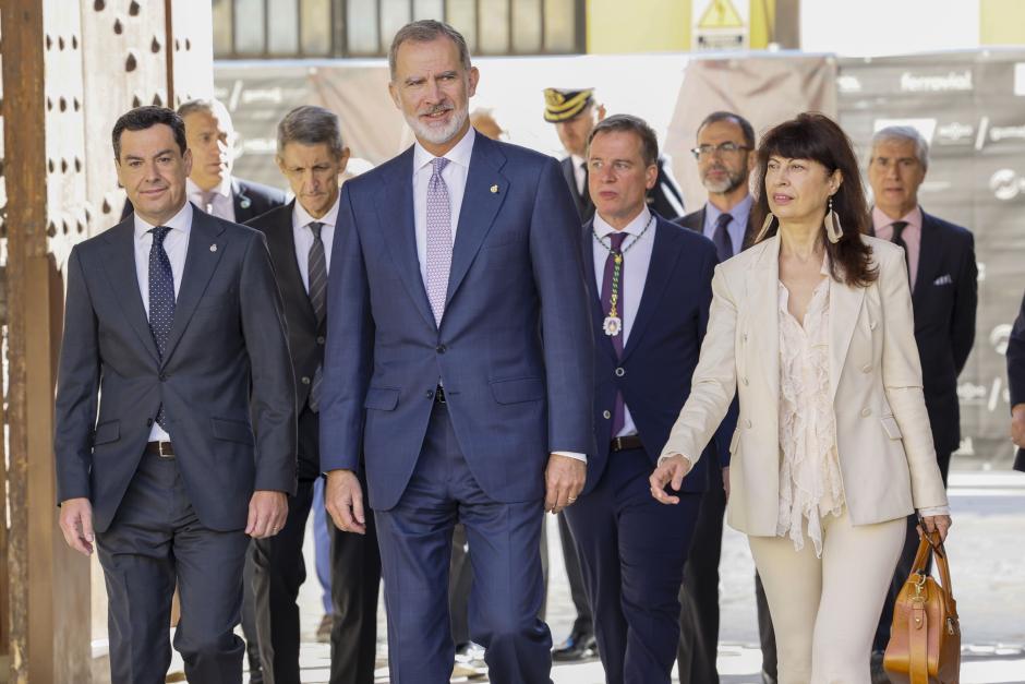 El rey Felipe VI, la ministra de igualdad Ana Redondo y el presidente de Andalucía, Juanma Moreno, este lunes en Sevilla