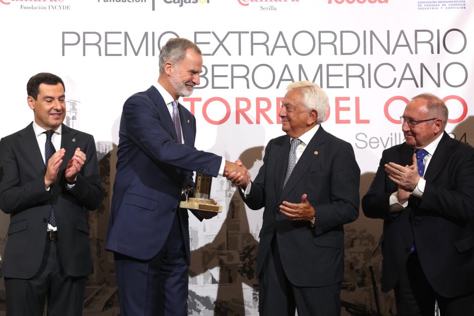 Don Felipe recibe el Premio Extraordinario Iberoamericano Torre del Oro