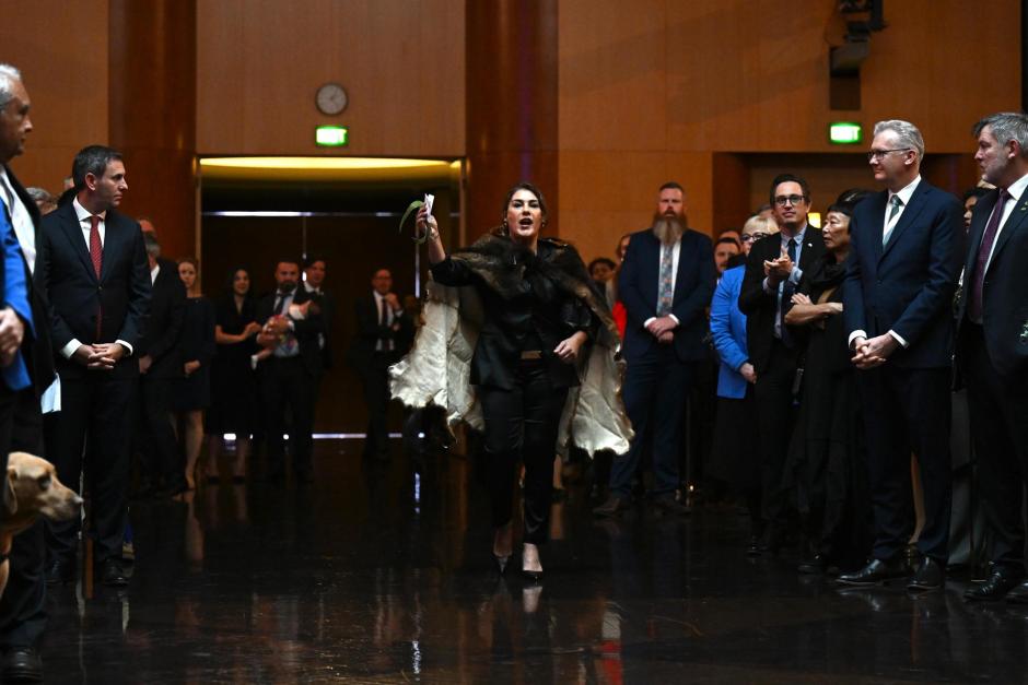 La senadora aborigen increpa a Carlos III en el Parlamento de Camberra (Australia)