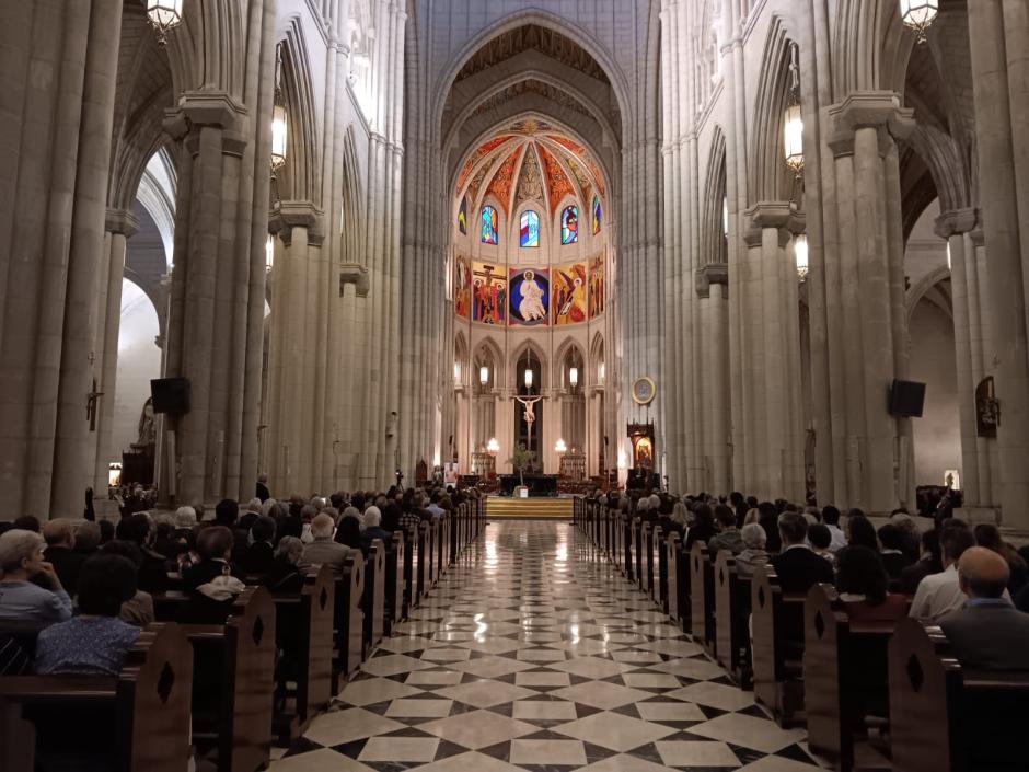 Interior de la Almudena durante el acto de reconocimiento de las víctimas de abusos en Madrid