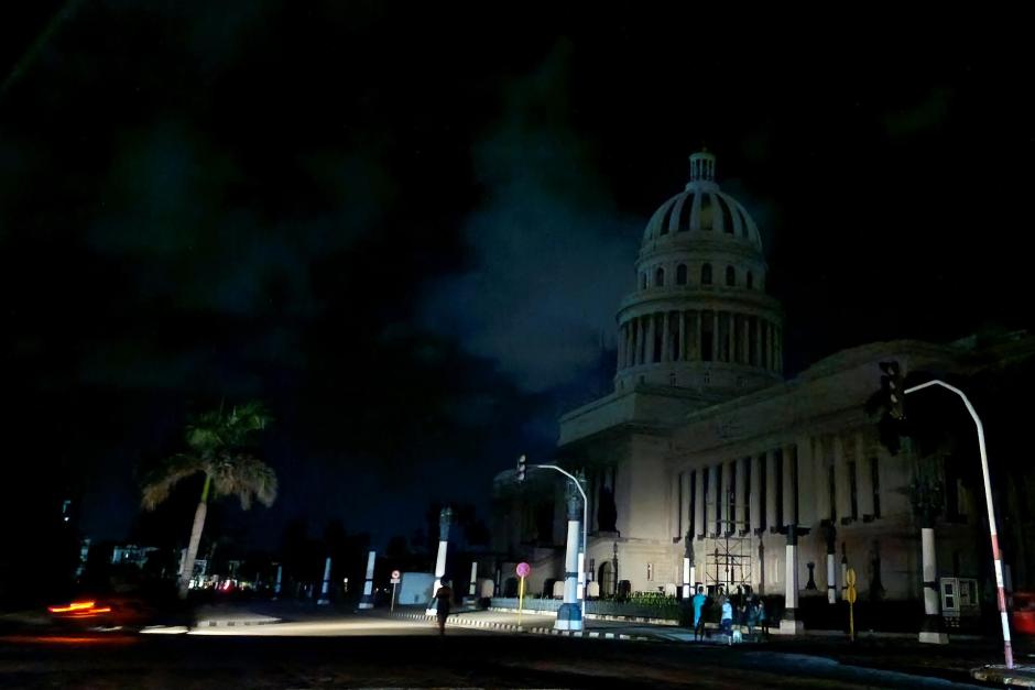 El Capitolio de La Habana es parcialmente iluminado por un coche durante el apagón