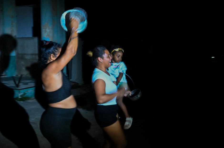 Mujeres cubanas protestan contra el apagón y la pérdida de alimentos por la falta de electricidad