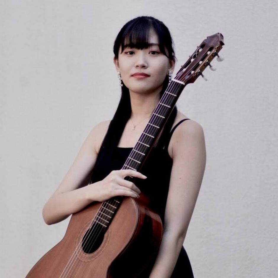 Estilo: Clásica


Nacida en 2002 en Tokio, Nene Yokomura comienza a estudiar la guitarra clásica a muy temprana edad