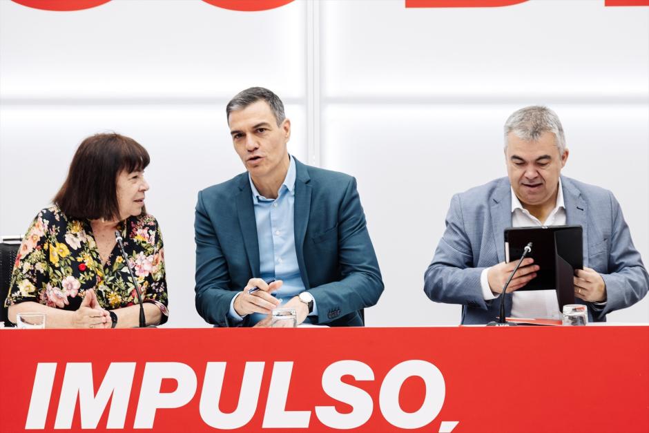 La presidenta del PSOE, Cristina Narbona, el presidente del Gobierno y Secretario General del PSOE, Pedro Sánchez Castejón, y el secretario de Organización del PSOE, Santos Cerdán