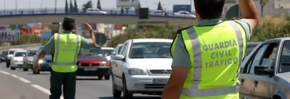 La Guardia Civil suele parar a los coches que se cambian de carril en los atascos