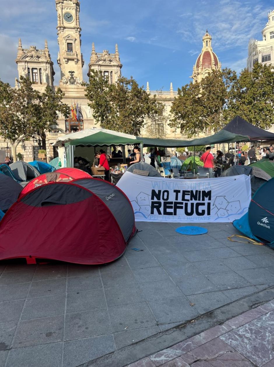 Acampada en la plaza del Ayuntamiento de Valencia por la vivienda