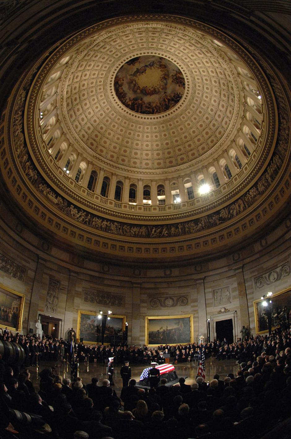 Ceremonia por luto del Presidente Ford bajo la cúpula central del capitolio en Washington, D. C.