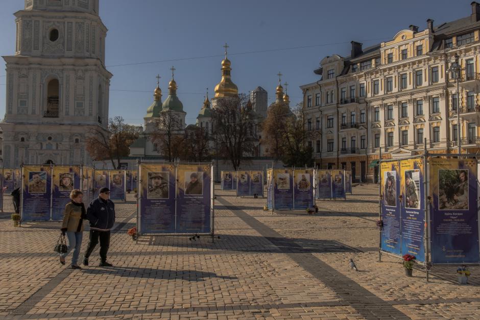 Carteles por la conmemoración de los caídos en el centro de Kiev