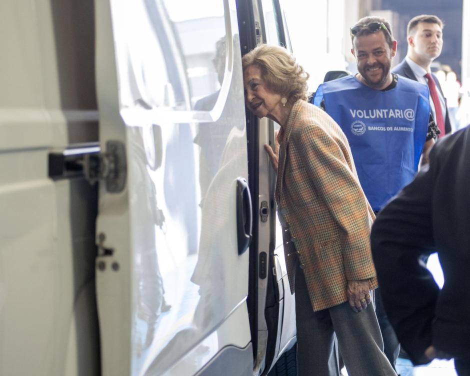 La madre del Rey observa un vehículo en el Banco de Alimentos de Jaén