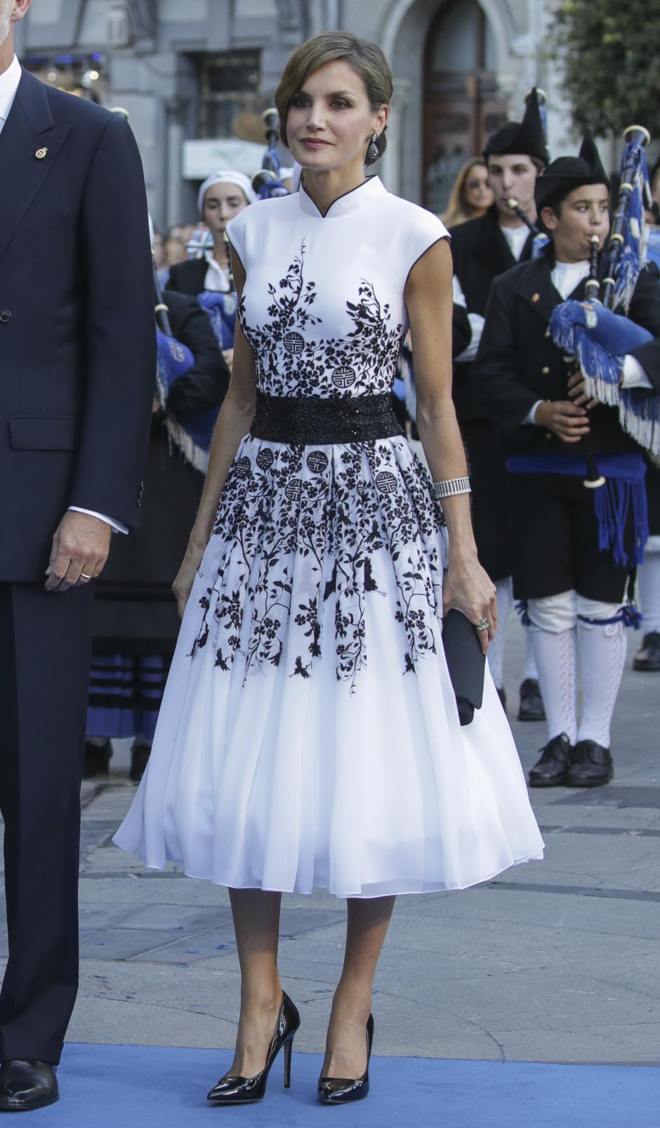 Spanish Queen Letizia during the Princess of Asturias Awards 2017 in Oviedo, on Friday 20th October 2017
en la foto : vestida por la firma " Felipe Varela "