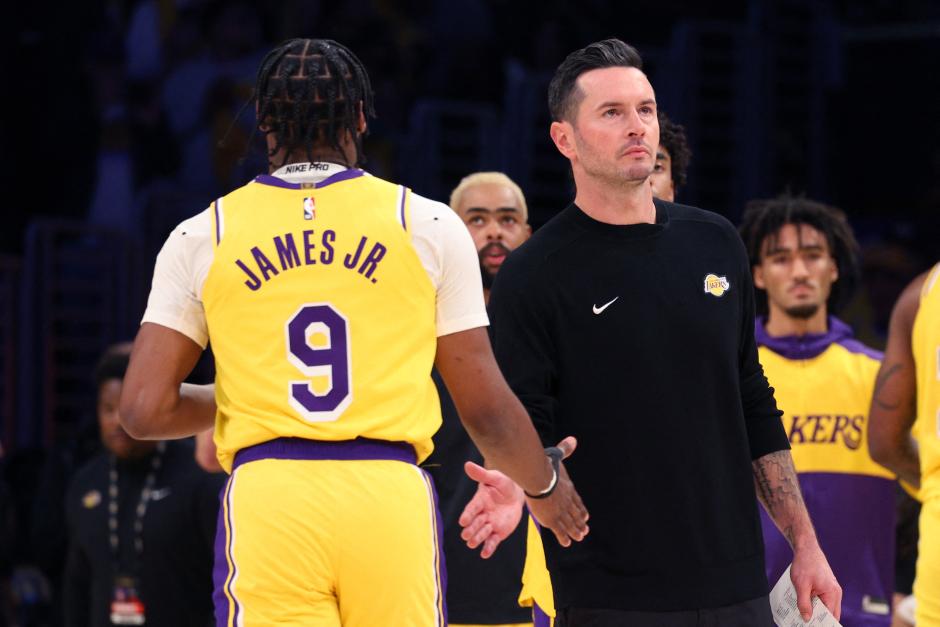 Bronny James junto al entrenador de Los Angeles Lakers, JJ Redick