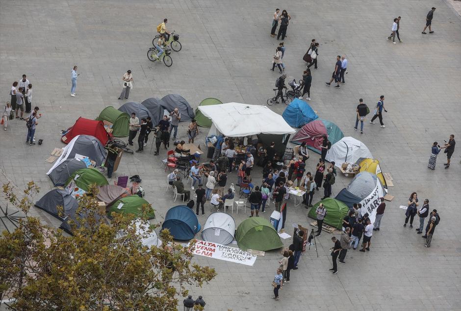 Vista aérea de la acampada en la plaza del Ayuntamiento de Valencia