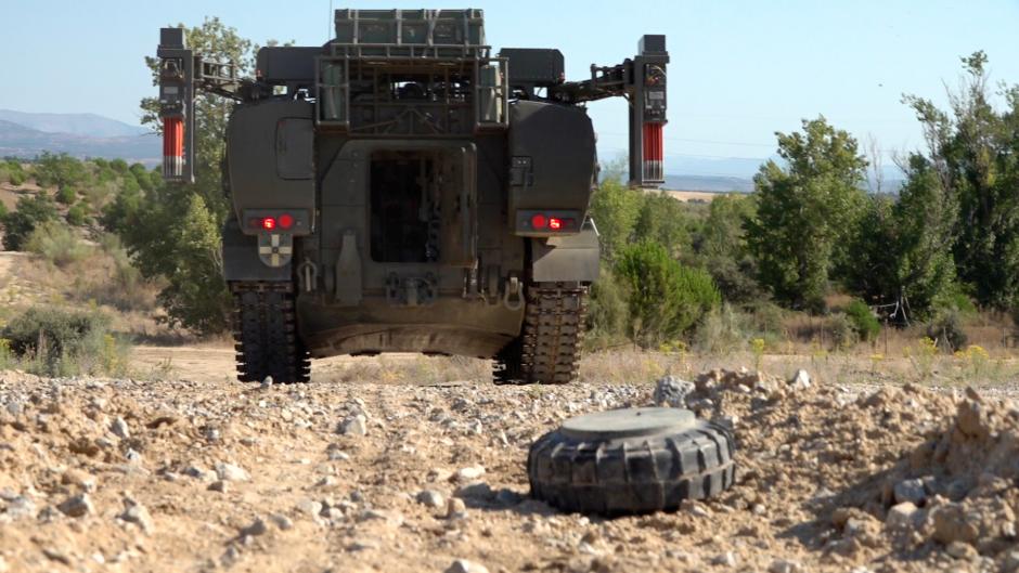 Un vehículo Castor se sale de la columna tras detectar un campo de minas anticarro