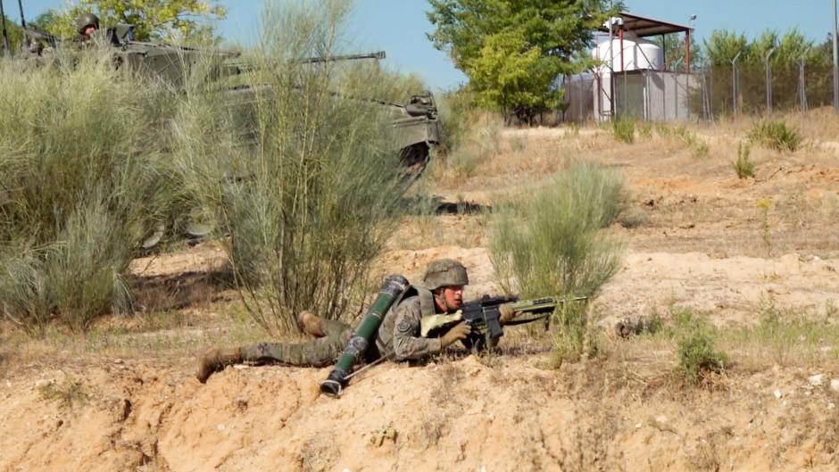 Un soldado cuerpo a tierra y listo para el asalto a una posición enemiga en la base de El Goloso