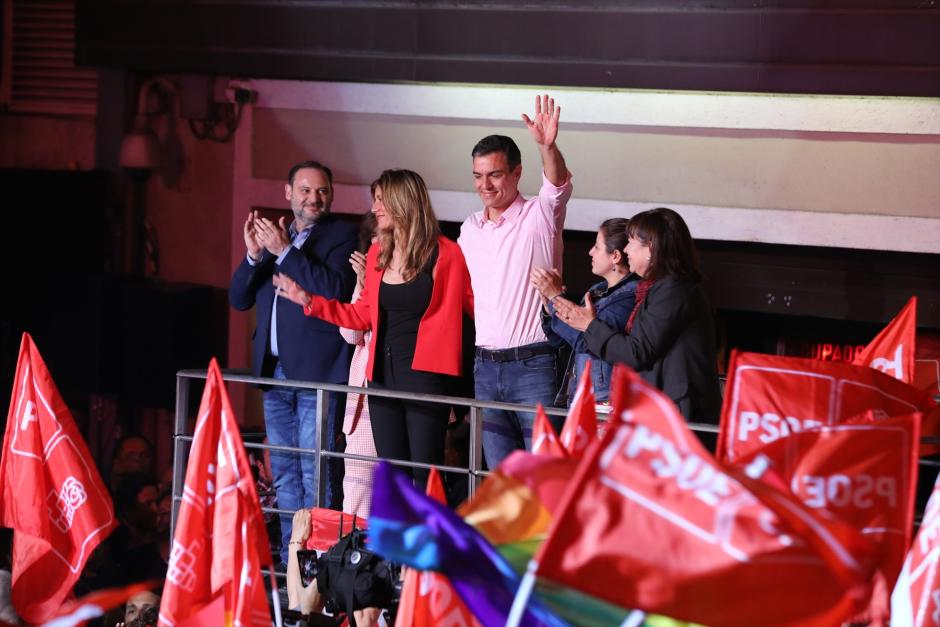 Sánchez, en el balcón de Ferraz, junto a su mujer, Begoña Gómez, y Ábalos