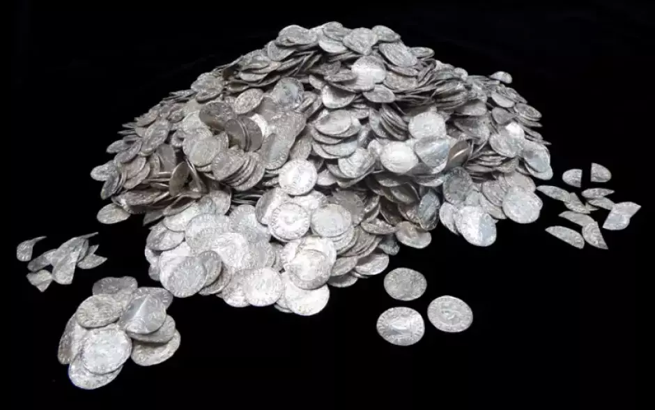 La colección incluye un total de 2.584 peniques de plata que datan entre 1066 y 1068