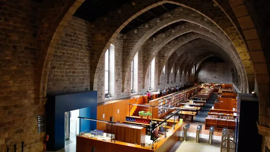 Ya fuera de Madrid, la Biblioteca de Cataluña, en Barcelona, se encuentra custodiado por las bóvedas góticas del antiguo Hospital de Santa Cruz, construido entre los siglos XV y XVIII. El edificio medieval ofrece un lugar de gran recogido y de gran significado para el estudio y la investigación. Sus fondos incluyen manuscritos, archivos, partituras, grabados, fotografías y monografías. La Biblioteca también tiene un área de lectura habilitada en los jardines exteriores que rodean el edificio.