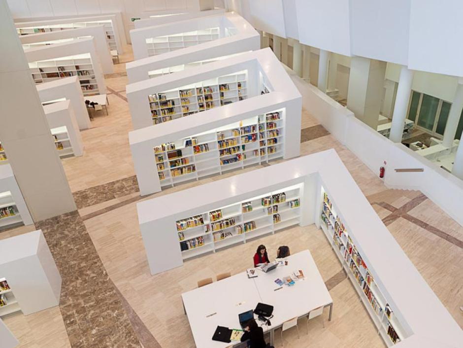 La Biblioteca de Galicia, ubicada en la Ciudad de la Cultura de Santiago de Compostela, es un espectacular y vanguardista edificio diseñado por el arquitecto Peter Eisenman. La biblioteca alberga libros modernos y actuales. Archivos, manuscritos y fondos de diferente tipología accesibles algunos al público general y otros únicamente a investigadores acreditados. Entre los tesoros que custodia la Biblioteca de Galicia se encuentran los archivos del artista y empresario Isaac Díaz Pardo, con obras y grabados del pintor Luis Seoane. Sin embargo, el gran tesoro de la Biblioteca de Galicia lo constituye la colección de mapas que supone una de las colecciones cartográficas más importantes de España.