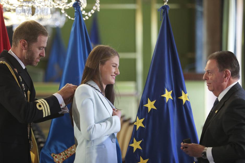 La Princesa Leonor recibe de manos del alcalde de Oviedo, Alfredo Canteli, el título de alcaldesa honoraria de Oviedo y la Medalla de Asturias con motivo de su mayoría de edad