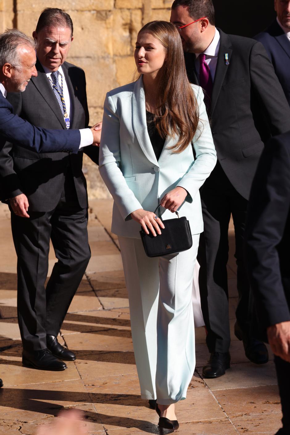 La Princesa Leonor junto al Alcalde de Oviedo, Alfredo Canteli, a su llegada a la plaza de la constitución del Ayuntamiento de Oviedo para asistir a la entrega del título de Alcaldesa Honoraria de Oviedo a la Princesa de Asturias, a 24 de octubre de 2024, en Oviedo, Asturias (España). Coincidiendo con su visita a la región por la entrega de los Premios Princesa de Asturias 2024, la Princesa Leonor es hoy distinguida con la Alcaldía de Honor de Oviedo y la Medalla de Asturias.

José Ruiz / Europa Press
FAMOSOS;PRINCESA LEONOR;ALCALDESA HONORARIA;AYUNTAMIENTO
24/10/2024