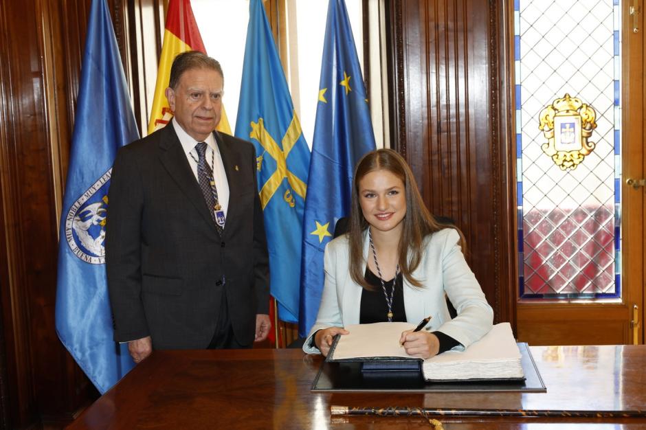 Doña Leonor firma en el libro de honor del Ayuntamiento de Oviedo