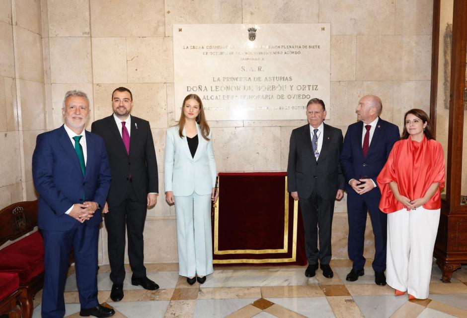 Doña Leonor, ante la placa que conmemora la entrega del título de alcaldesa honoraria de Oviedo