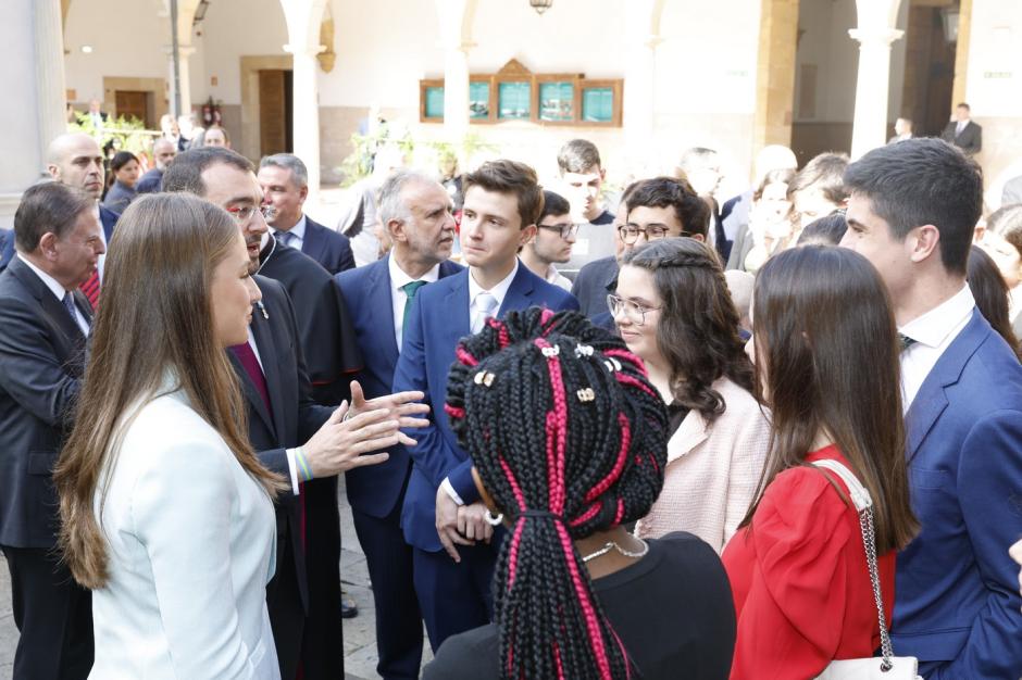 La Princesa conversa con los asistentes al acto de entrega de la Medalla de Asturias