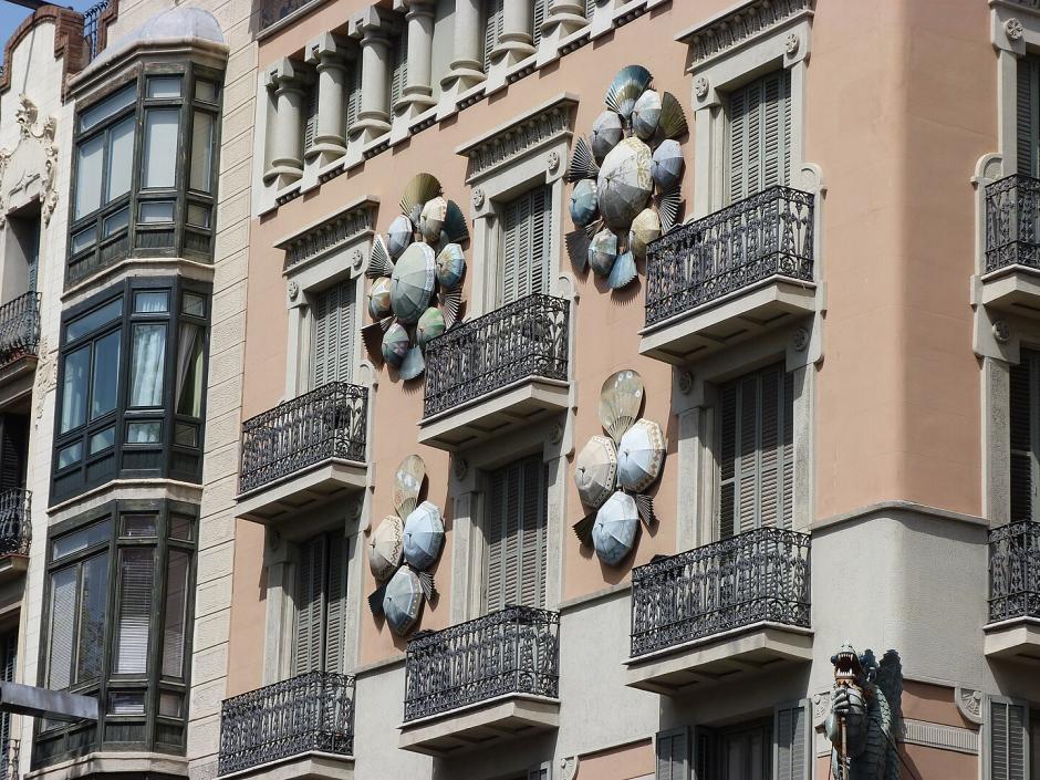 Paraguas decorando la fachada que da a la Rambla