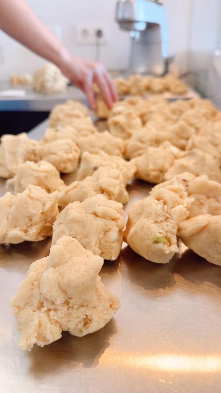 Preparando la masa de las galletas que van a venderse posteriormente