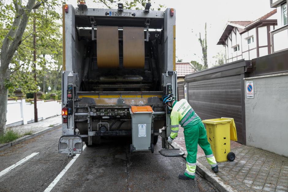 Un operario recoge la basura en una calle de Madrid