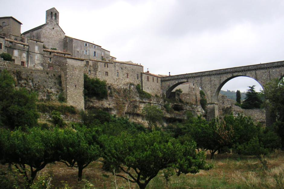 Puente de piedra en Minerve, en el sur de Francia