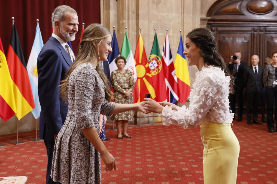 Don Felipe y Doña Leonor saludan a la jugadora de bádminton Carolina Marín, premio Princesa de Asturias 2024 de Deportes