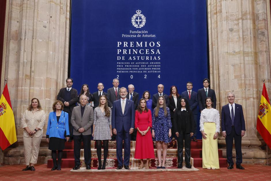 La Familia Real posa con los premiados durante la recepción oficial previa a la entrega de los Premios Princesa de Asturias 2024