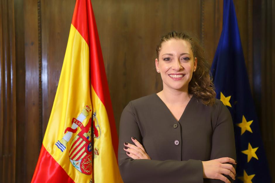 Ester Muñoz posa con las banderas de España y la europea de fondo en el Congreso