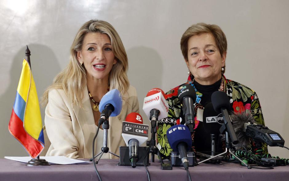 La ministra de Trabajo de Colombia, Gloria Inés Ramírez (d), y la vicepresidenta segunda del Gobierno español y líder de Sumar, Yolanda Díaz