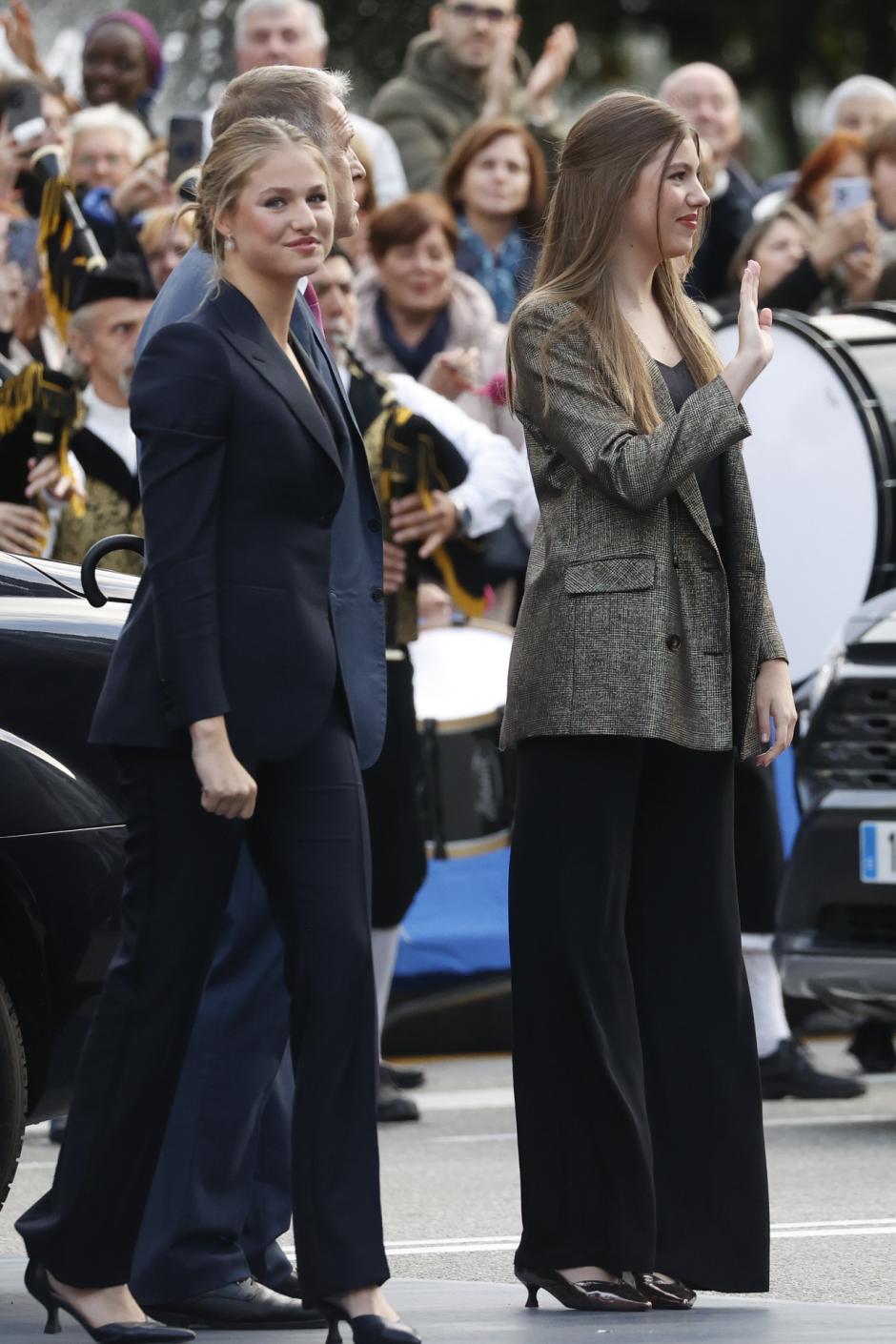 La Princesa Leonor y la Infanta Sofía, saludan a los vecinos de Oviedo que se han acercado al Teatro Campoamor para recibirles antes de la ceremonia de entrega de los Premios