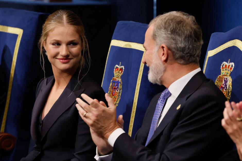 El Rey Felipe VI aplaude a su hija, la Princesa Leonor, durante la ceremonia de los premios