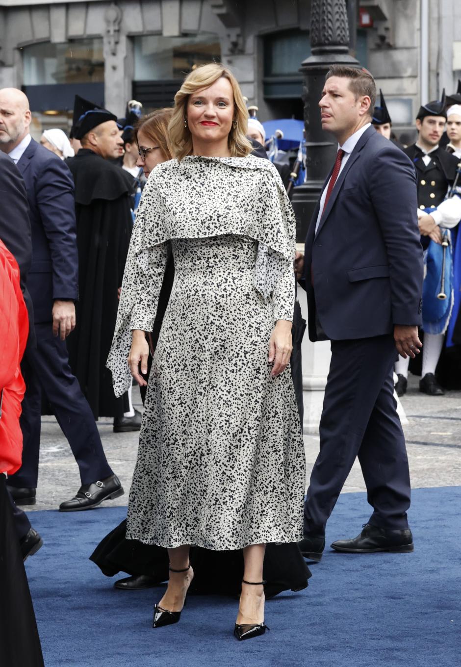 Otras veces llamativa por ir mal, la ministra de Educación escogió un vestido de Moisés Nieto blanco con manchas negras y escote de volante que le favorecía.